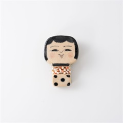 【mochi】陶器とビーズ刺繍のブローチ こけし(青森こけし風)