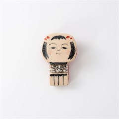 【mochi】陶器とビーズ刺繍のブローチ こけし(鳴子こけし風)