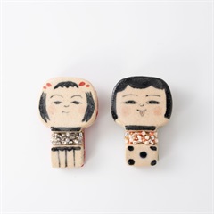 【mochi】陶器とビーズ刺繍のブローチ こけし