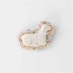 【mochi】陶器とビーズ刺繍のブローチ ひつじ(ホワイト)