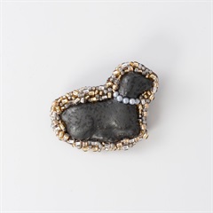 【mochi】陶器とビーズ刺繍のブローチ ひつじ(ブラック)