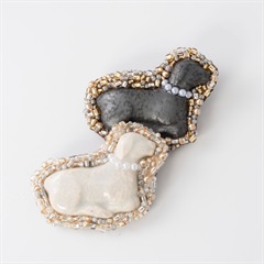 【mochi】陶器とビーズ刺繍のブローチ ひつじ