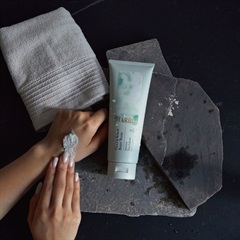 【SWATi】SWATi MARBLe CLAY＆SCRUB BODY WASH ティー グラスの香り
