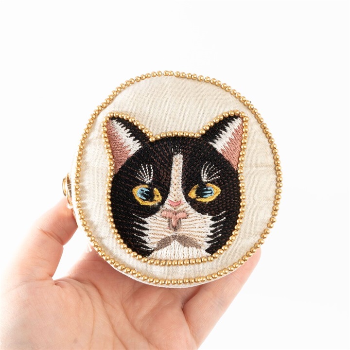 【artipur COTTAGE】キャット刺繍ラウンドケース