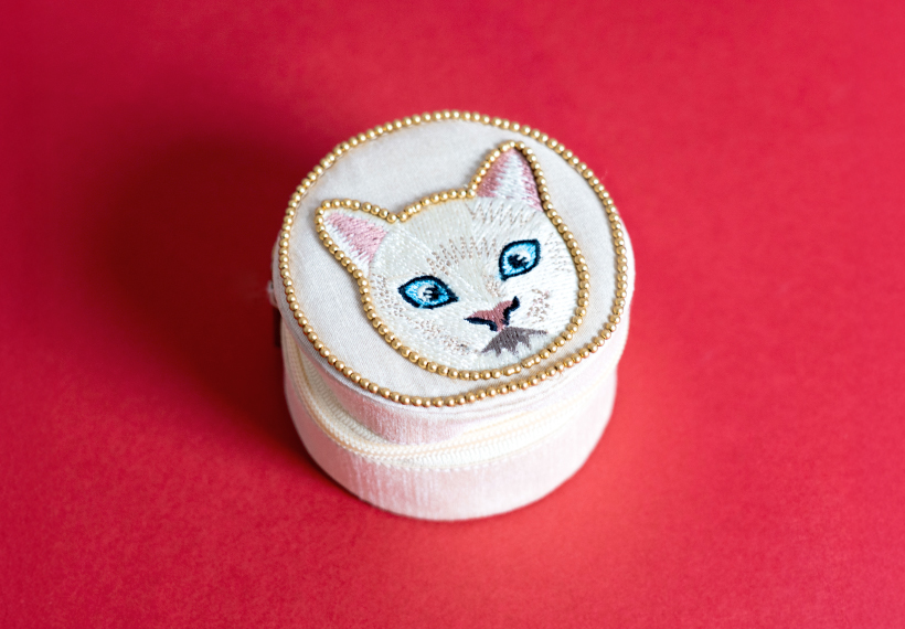 【artipur COTTAGE】キャット刺繍ラウンドケース