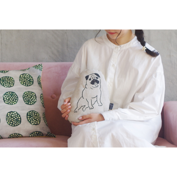 【yukino】 クッション ダイカット 犬まくらPUG