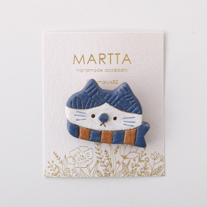 【MARTTA】 冬支度をした猫のブローチ