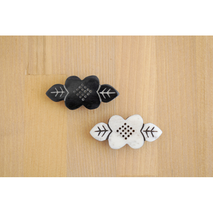 ブローチ｜【Live in perfect union】 Bone Brooch Kobana コバナ 【ネパール製】(Black)