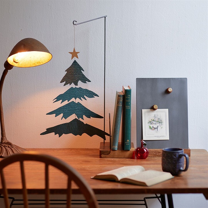 shesay】モビールを飾って楽しめる アイアンのブックスタンド｜てんと