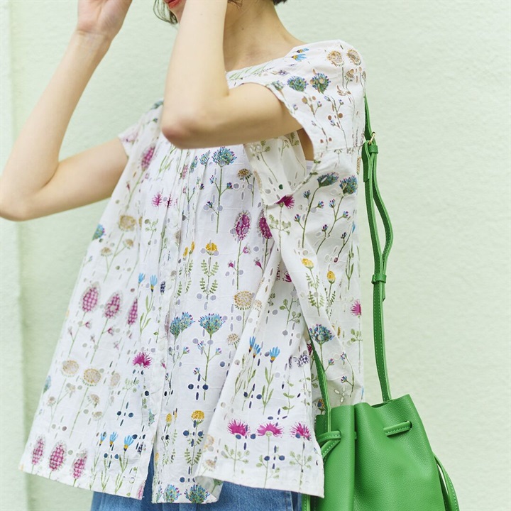 【Cloudnine】花柄プリントシフリー刺繍フレンチ袖ブラウス