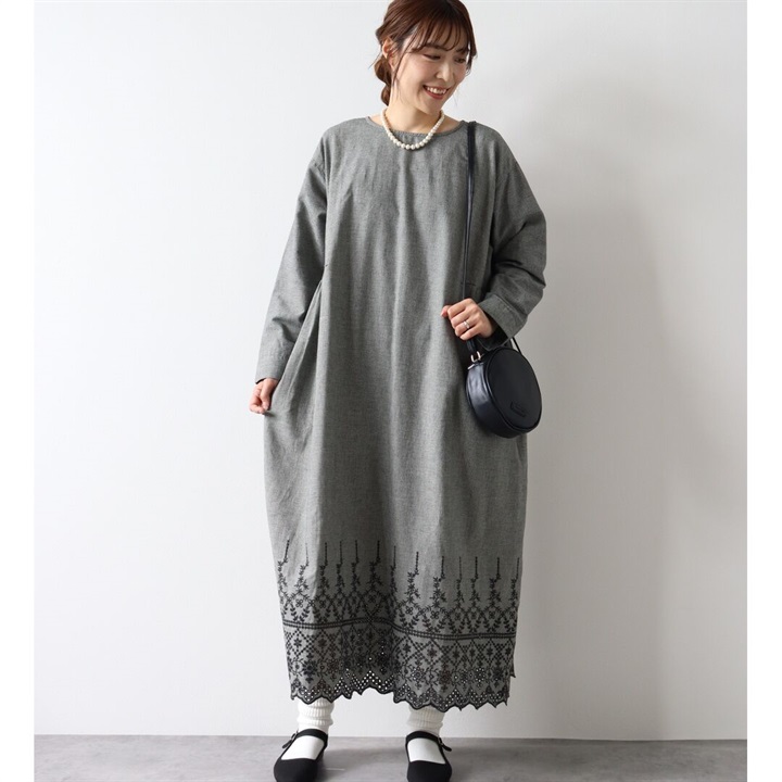 【Cloudnine】クルーネック 裾パネル刺繍 長袖ロングワンピース