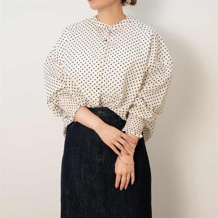 【：YURK Geniet van】シャーリングスリーブドット前開き長袖シャツ