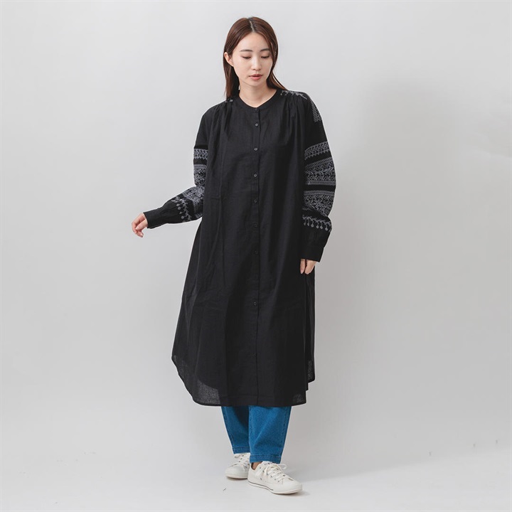 【M.M.O】前開き長袖刺繍ワンピース
