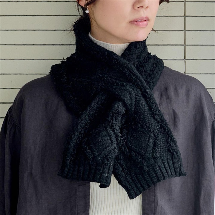 【shesay】アラン模様を引き立てるカットフリンジのミニマフラー