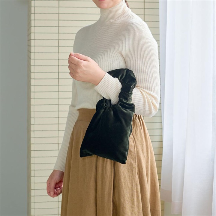 【shesay】程よい甘さが可愛い ベロアとフリルのコンパクトバッグ