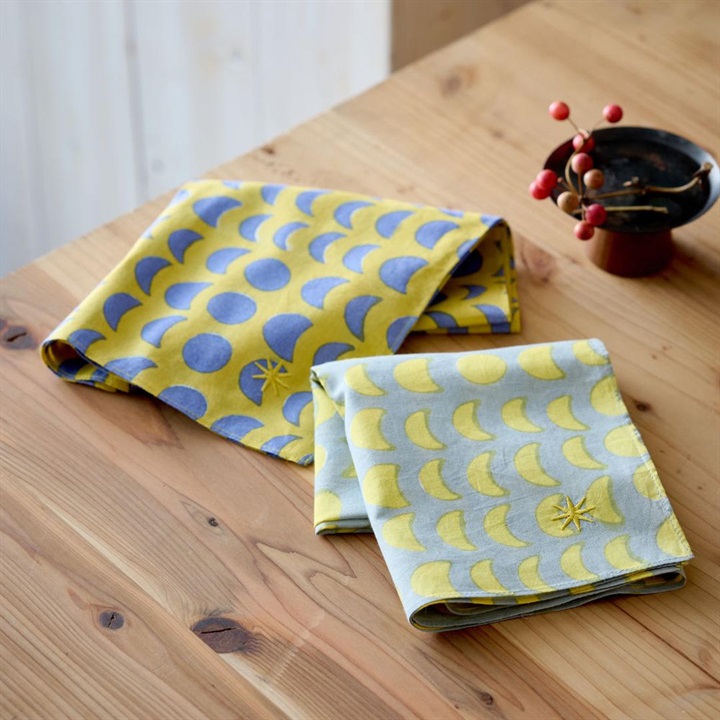 shesay】月の満ち欠けにきらめく星の刺繍をほどこしたブロックプリント