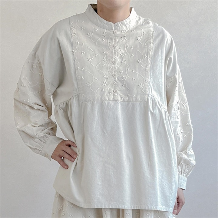 【teMite】立体刺繍づかい 長袖ブラウス