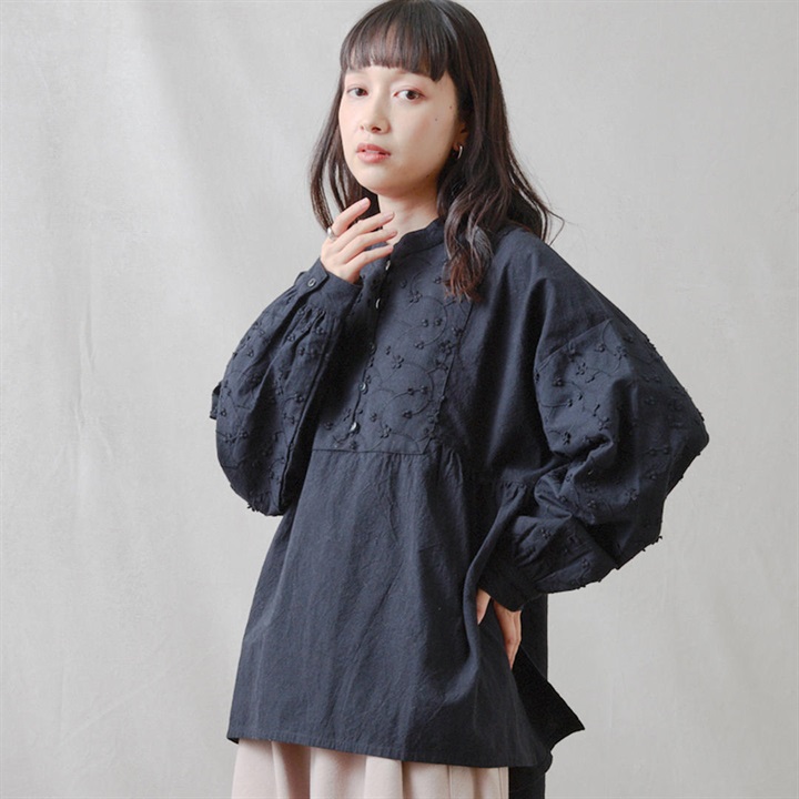 【teMite】立体刺繍づかい 長袖ブラウス