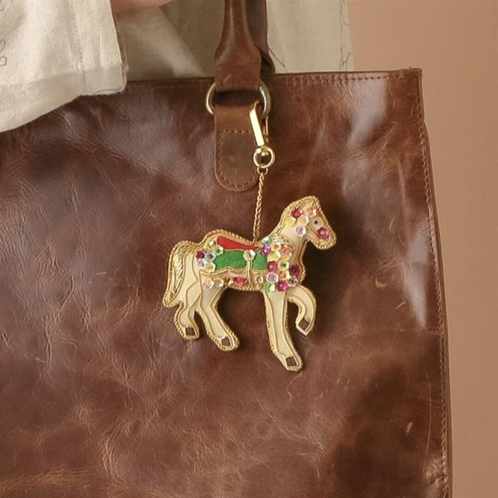 【artipur COTTAGE】ザリ刺繍キーホルダー ホワイトホース