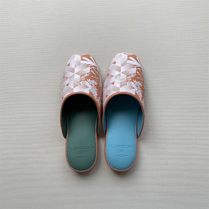 CLOAKROOMS OF.Fuller enamel. 庭 PANTOUFLE スリッパ