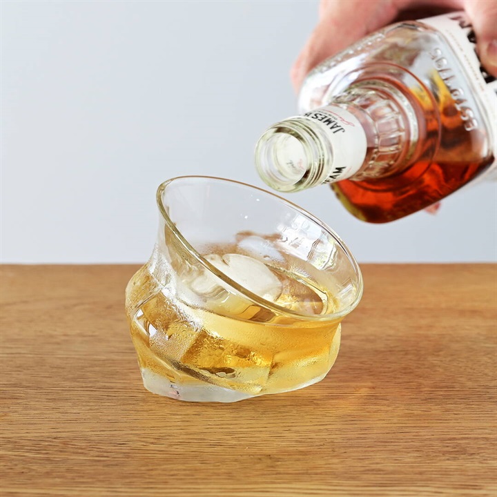 【ENSEMBLE】「アートなグラスで特別な一杯を」 TIPSY 変形グラス 2個セット