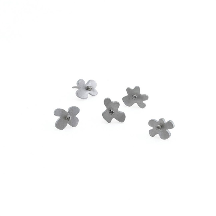 壁にとまっているような アルミで出来た飾りピン