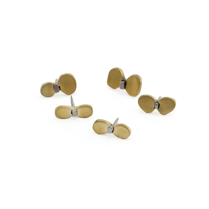 壁にとまっているような ブラスで出来た飾りピン