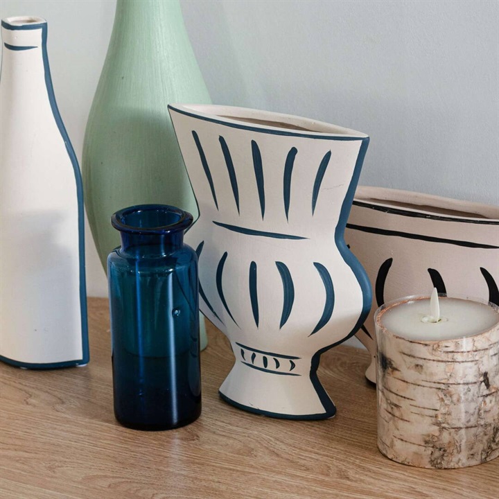 アートのようなフラワーベース