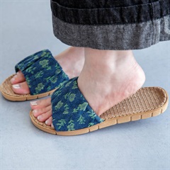 In Out Denim 軽量スリッパ(花柄BL)