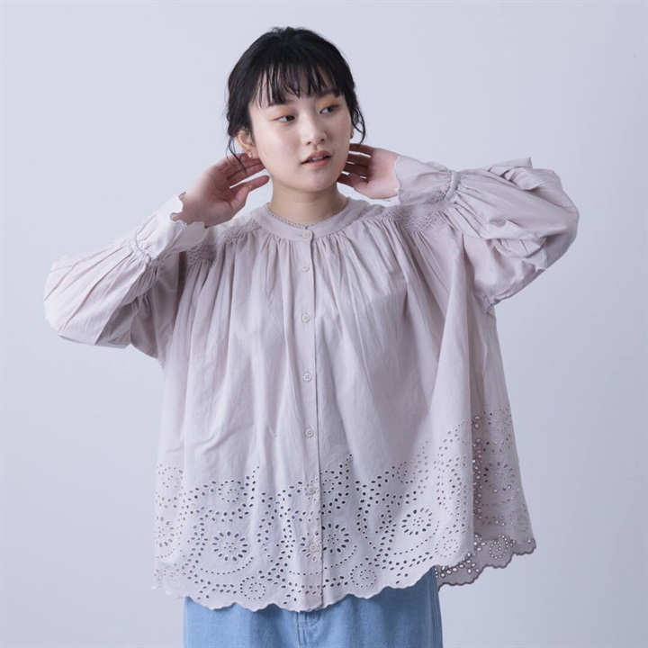 【PAGE ONE】シフリー刺繍&袖口スカラップ 前開き長袖ブラウス