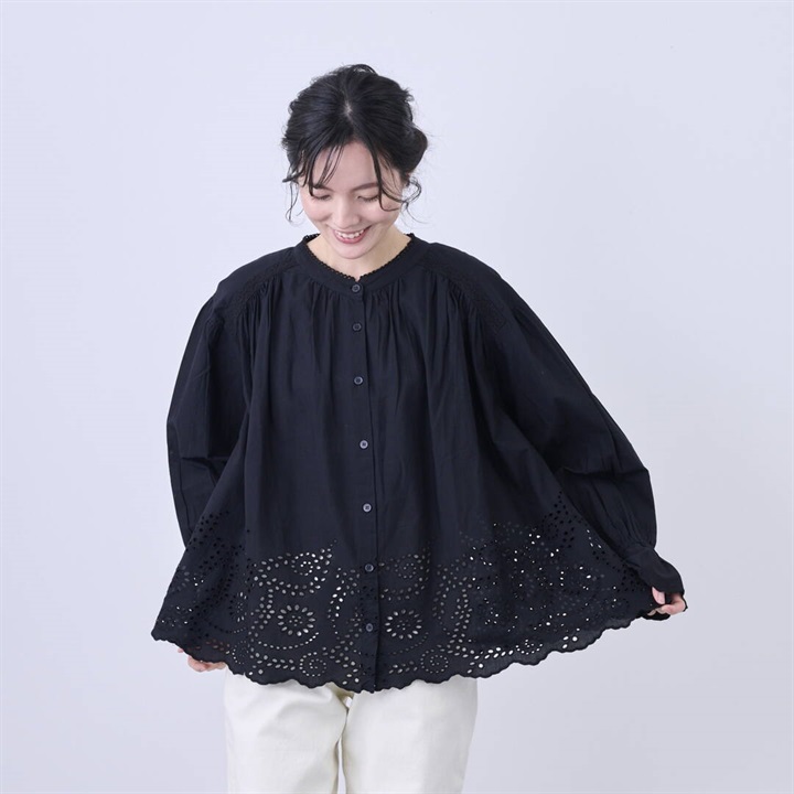 【PAGE ONE】シフリー刺繍&袖口スカラップ 前開き長袖ブラウス