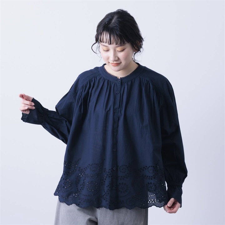 【PAGE ONE】シフリー刺繍&袖口スカラップ 前開き長袖ブラウス