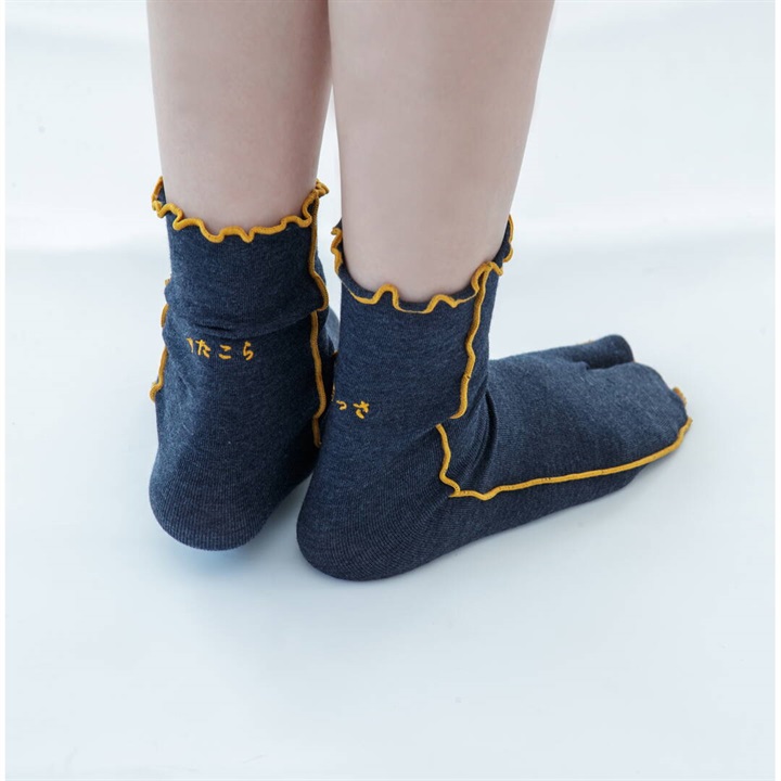【NANKA KAWAII NIHONGO】ソックス 刺繍足袋(NV(すたこらさっさ))