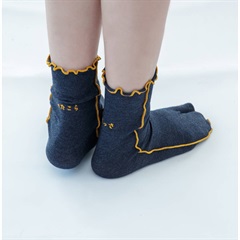 【NANKA KAWAII NIHONGO】ソックス 刺繍足袋(NV(すたこらさっさ))
