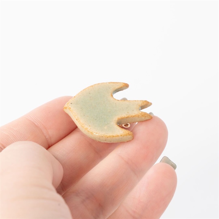 mochi】陶器のブローチ ツバメ｜てんとてん｜インテリア雑貨・食器